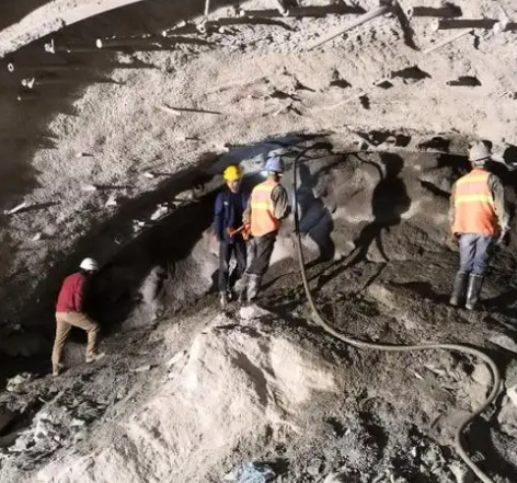 双塔拱顶带模注浆料的施工流程及注意事项